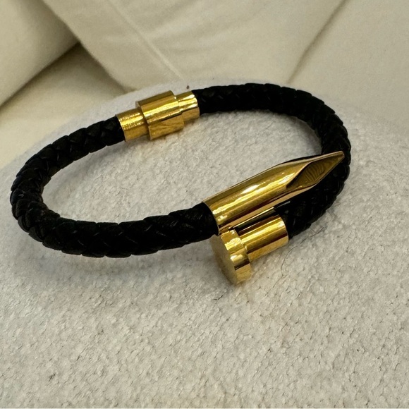 NWOT BREADED REAL LEATHER NAIL UNISEX - Picture 1 of 17